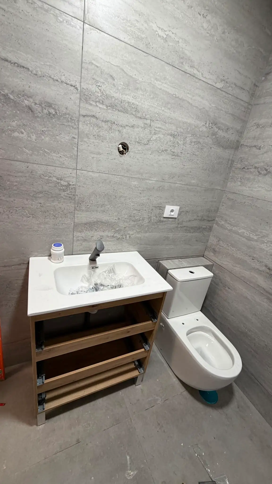 Reforma baño con mueble de lavabo en madera y sanitario suspendido en A Coruña