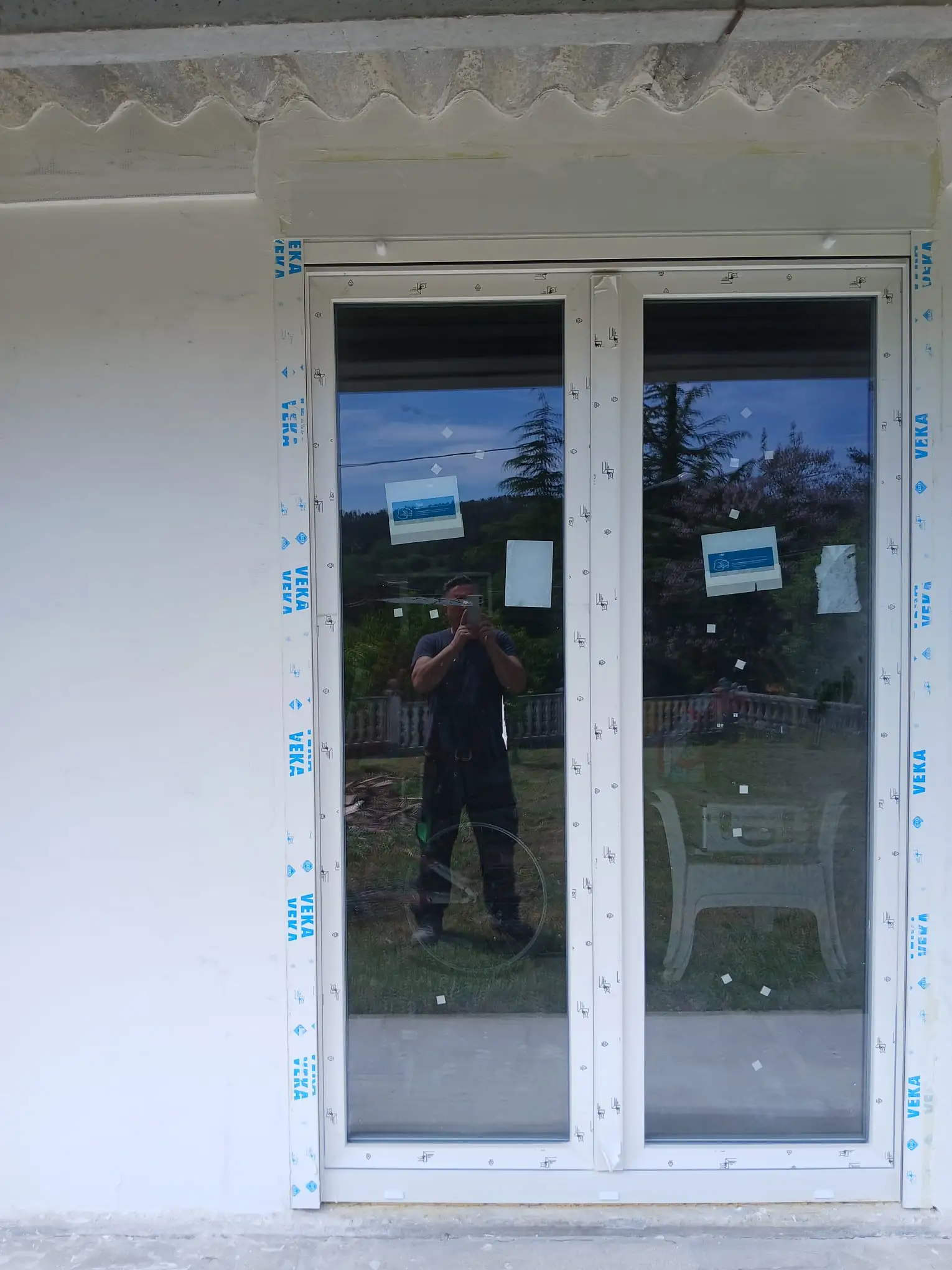 Reforma de vivienda con instalación de nueva puerta balconera de PVC blanco en A Coruña